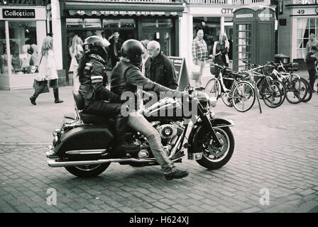 Harley Davidson Moto fa il suo modo attraverso gli acquirenti su Watergate street a CHESTER Inghilterra shot con Kodak BW400 film Foto Stock