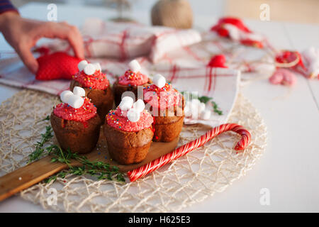 Nuovo anno celebrazione tortini, muffin al cioccolato sul tavolo Foto Stock