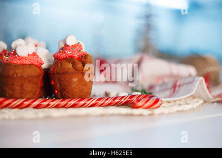 Nuovo anno celebrazione tortini, muffin al cioccolato sul tavolo Foto Stock