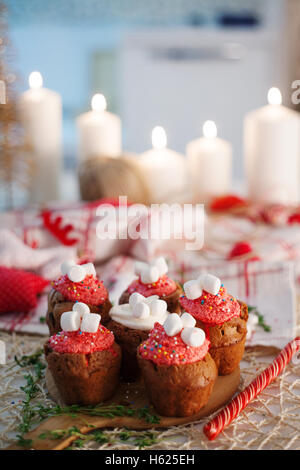 Nuovo anno celebrazione tortini, muffin al cioccolato sul tavolo Foto Stock