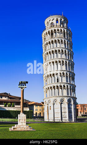 Tall ma la torre pendente di Pisa in una architettura di miracoli complesso con wolverine diritta colonna contro il cielo blu. Foto Stock