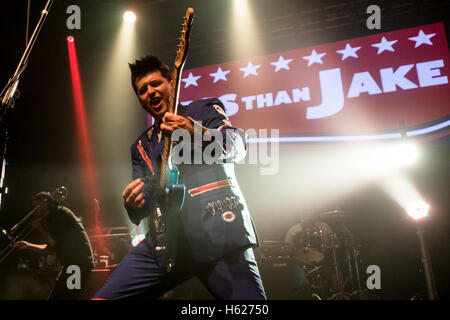 Meno di Jake eseguire a O2 Academy Newcastle upon Tyne, Regno Unito Foto Stock