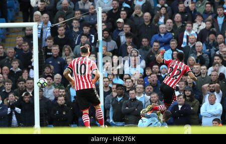 Southampton Nathan Redmond punteggi il suo lato del primo obiettivo del gioco durante il match di Premier League al Etihad Stadium e Manchester. Foto Stock