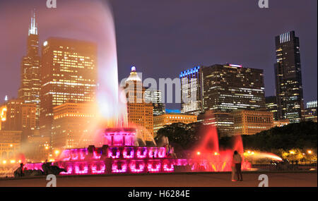 Sullo skyline di Chicago e Buckingham Fountain di notte Foto Stock