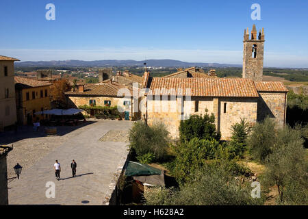 La piazza principale (Piazza Roma) e la chiesa di Santa Maria, Monteriggioni, provincia di Siena, Toscana, Italia, dai bastioni Foto Stock