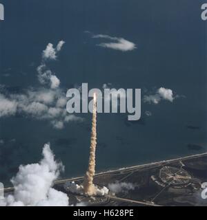 NASA Space Shuttle Atlantis lascia una scia di fumo di scarico come si lancia dal Kennedy Space Center Launch Complex 18 ottobre 1989 nell'Isola Merritt, Florida. Foto Stock