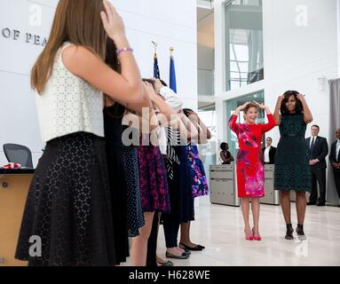 Stati Uniti La First Lady Michelle Obama e il primo ministro canadese moglie Sophie Gregoire Trudeau durante un programma di sensibilizzazione globale per l'istruzione delle bambine presso l'U.S. Istituto di pace Marzo 10, 2016 a Washington, DC. Foto Stock