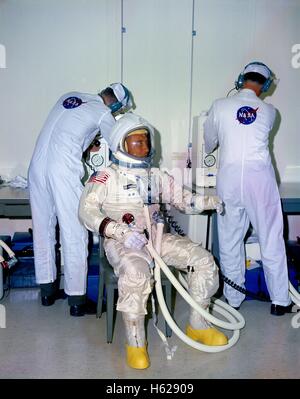 La NASA Apollo 1, come-204 primo equipaggio astronauta Virgil Grissom Gus mette su una tuta spaziale per un veicolo spaziale prove di simulazione presso il Kennedy Space Center camera altitudine Ottobre 18, 1966 in Merritt Island, Florida. Foto Stock