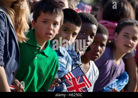 Ceppo di bambini per vedere membri della Guardia d'onore durante l'arrivo ufficiale cerimonia per il primo ministro britannico David Cameron sulla Casa Bianca South Lawn Marzo 14, 2012 a Washington, DC. Foto Stock