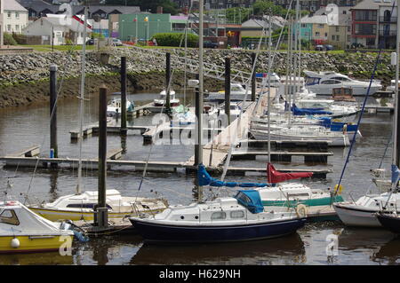 Vista su barche a Aberystwyth Harbour / Marina rivolta verso Y Lanfa, Trefechen. Foto Stock