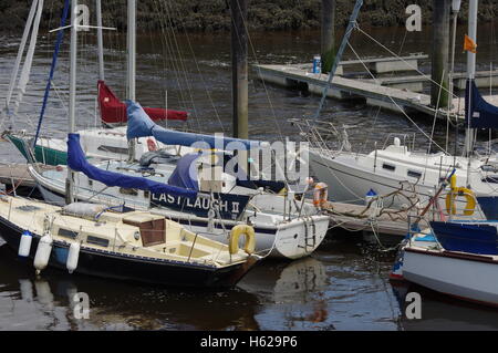 Vista su barche a Aberystwyth Harbour / Marina rivolta verso Y Lanfa, Trefechen. Foto Stock