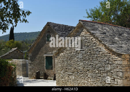 Tipica casa di pietra in villaggio Skrip sull'isola di Brac in Croazia. Foto Stock