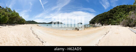 Una giornata di sole in spiaggia Onetahuti, il Parco nazionale Abel Tasman, Isola del Sud, Nuova Zelanda Foto Stock