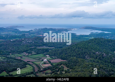 Una veduta aerea di Menorca (o Minorca) come visto dal Monte Toro. Guardando verso nord in direzione di Fornells e Platges de Fornells Foto Stock