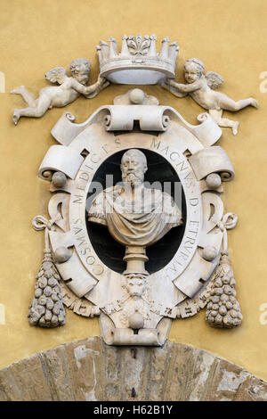 Firenze. L'Italia. Busto di Cosimo I de' Medici (1519-1574), sulla facciata del Museo dell'Opera del Duomo. Foto Stock