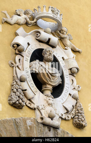 Firenze. L'Italia. Busto di Cosimo I de' Medici (1519-1574), sulla facciata del Museo dell'Opera del Duomo. Foto Stock