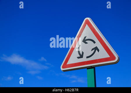 Rotatoria cartello stradale sul cielo blu Foto Stock