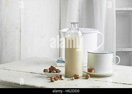 Latte vegano, nocciola latte in bottiglia Foto Stock