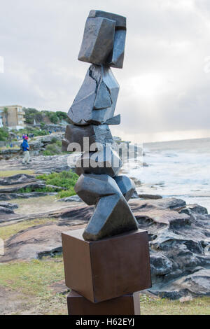 Sydney, Australia. 23 Ott, 2016. L'annuale mostra d'arte 'culpture mare' lungo il Bondi a Tamarama costale a piedi. La mostra 2016 avrà luogo dal 20 Ottobre fino al 6 novembre. Nella foto è la illustrazione 'Stack' da Clara Hali Credito: mjmediabox/Alamy Live News Foto Stock