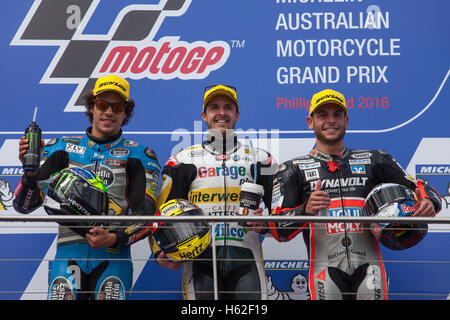 Circuito australiano di Phillip Island. 23 ottobre, 2016. Moto 2. Gara. Podio finitori Franco Morbidelli (sinistra, 2° posto), Thomas Luthi (centro, 1st) e Sandro Cortese (sinistro, 3rd). Credito: Russell Hunter/Alamy Live News Foto Stock