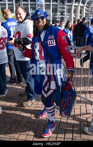 Twickenham, Londra, Regno Unito. 23 Ott, 2016. NFL International Series. New York Giants contro la Rams. Una ventola giganti al sole. Credito: Azione Sport Plus/Alamy Live News Foto Stock