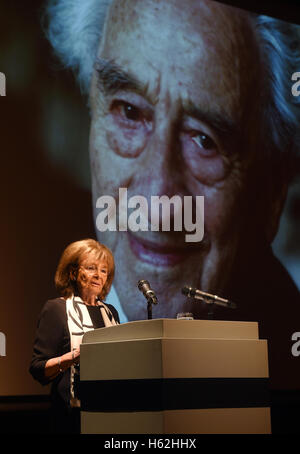 Monaco di Baviera, Germania. 23 Ott, 2016. Il presidente della comunità ebraica di Monaco e la Baviera superiore Charlotte Knobloch parla durante il memoriale di servizio per l'olocausto superstite Max Mannheimer a Monaco di Baviera, Germania, il 23 ottobre 2016. Mannheimer è deceduto il 23 settembre 2016 all'età di 96. Egli ha lavorato instancabilmente per tutta la sua vita per educare la società per gli orrori del nazismo e il ricordo delle vittime dell'olocausto. Foto: Tobias Hase/dpa/Alamy Live News Foto Stock