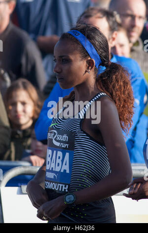 Portsmouth, Regno Unito. 23 ottobre, 2016. Etiope runner olimpica TIRUNESH DIBABA presso la linea di partenza per il grande Sud Esegui. Migliaia di corridori stanno prendendo parte al 2016 BUPA Great South Run nel lungomare di Portsmouth città oggi, 23 ottobre 2016. Il 10 mile road in esecuzione evento è salutato come il più grande nel mondo 10 miglia race dagli organizzatori della manifestazione, ed è un modo veloce e appartamento corso che inizia e termina a Southsea. Photo credit: Rob Arnold/Alamy Live News Foto Stock