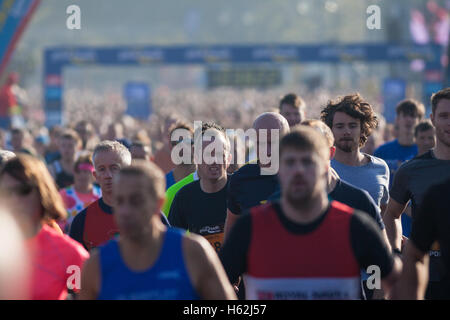 Portsmouth, Regno Unito. 23 ottobre, 2016. Migliaia di corridori stanno prendendo parte al 2016 Great South Run nel lungomare di Portsmouth città oggi, 23 ottobre 2016. Il 10 mile road in esecuzione evento è salutato come il più grande nel mondo 10 miglia race dagli organizzatori della manifestazione, ed è un modo veloce e appartamento corso che inizia e termina a Southsea. Photo credit: Rob Arnold/Alamy Live News Foto Stock