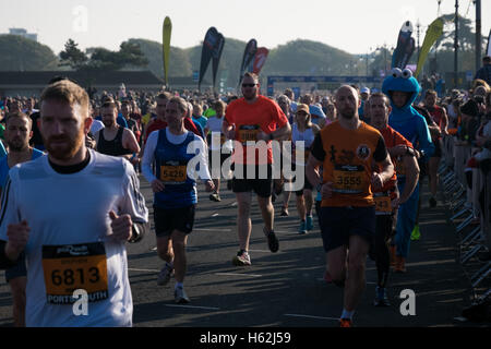 Portsmouth, Regno Unito. 23 ottobre, 2016. Migliaia di corridori stanno prendendo parte al 2016 Great South Run nel lungomare di Portsmouth città oggi, 23 ottobre 2016. Il 10 mile road in esecuzione evento è salutato come il più grande nel mondo 10 miglia race dagli organizzatori della manifestazione, ed è un modo veloce e appartamento corso che inizia e termina a Southsea. Photo credit: Rob Arnold/Alamy Live News Foto Stock