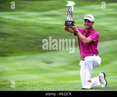 Kuala Lumpur, Malesia, 23 ottobre 2016. Noi golfista, Justin Thomas con il trofeo dopo la vittoria del classico di salita 2016 a TPC Kuala Lumpur, Malesia, 23 ottobre 2016. Justin difendere il titolo di borsa USD 1,2 milioni di premi in denaro. Credito: nufa qaiesz/Alamy Live News Foto Stock