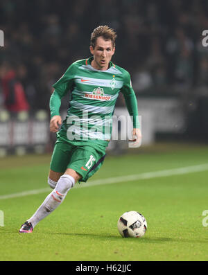 Bremen, Germania. 15 ottobre, 2016. Brema Izet Hajrovic gioca la palla durante la Bundesliga tedesca partita di calcio tra RB Lipsia e il Werder Brema presso il Weserstadium di Brema, Germania, 15 ottobre 2016. Foto: Carmen Jaspersen/dpa/Alamy Live News Foto Stock