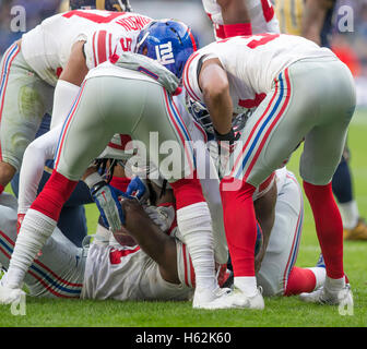 Twickenham, Londra, Regno Unito. 23 Ott, 2016. NFL International Series. New York Giants contro la Rams. New York Giants di sicurezza forte Landon Collins è inondato dai suoi compagni di squadra dopo aver segnato un touch down nel secondo trimestre. Credito: Azione Sport Plus/Alamy Live News Foto Stock