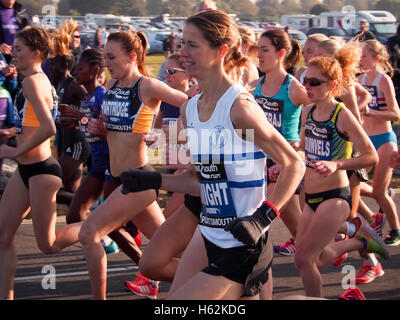 Portsmouth, Regno Unito, ottobre 23 2016 2016. Il Womens Elite gara del grande Sud Run avvia il Southsea seafront. Il grande Sud Run è a dieci miglia di corsa su strada in giro per le strade di Portsmouth, partenza e a Southsea seafront. Credito: simon evans/Alamy Live News Foto Stock