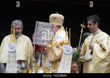 Bucarest, Romania. 23 ottobre, 2016. Vicario episcopale Timotei Prahoveanul esegue la santificazione della chiesa del XVIII secolo la chiesa di legno in Nazionale Museo del villaggio. Credito: Gabriel Petrescu/Alamy Live News Foto Stock