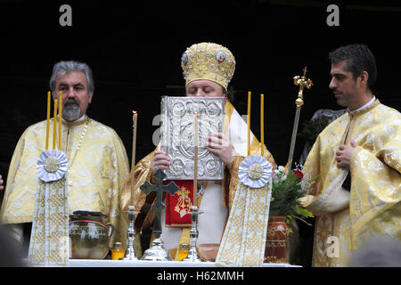 Bucarest, Romania. 23 ottobre, 2016. Vicario episcopale Timotei Prahoveanul esegue la santificazione della chiesa del XVIII secolo la chiesa di legno in Nazionale Museo del villaggio. Credito: Gabriel Petrescu/Alamy Live News Foto Stock