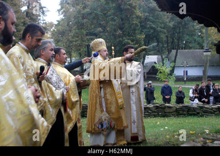 Bucarest, Romania. 23 ottobre, 2016. Vicario episcopale Timotei Prahoveanul esegue la santificazione della chiesa del XVIII secolo la chiesa di legno in Nazionale Museo del villaggio. Credito: Gabriel Petrescu/Alamy Live News Foto Stock