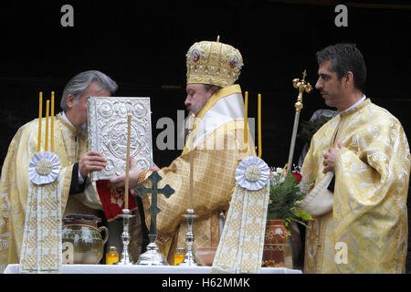 Bucarest, Romania. 23 ottobre, 2016. Vicario episcopale Timotei Prahoveanul esegue la santificazione della chiesa del XVIII secolo la chiesa di legno in Nazionale Museo del villaggio. Credito: Gabriel Petrescu/Alamy Live News Foto Stock