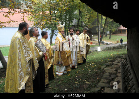 Bucarest, Romania. 23 ottobre, 2016. Vicario episcopale Timotei Prahoveanul esegue la santificazione della chiesa del XVIII secolo la chiesa di legno in Nazionale Museo del villaggio. Credito: Gabriel Petrescu/Alamy Live News Foto Stock