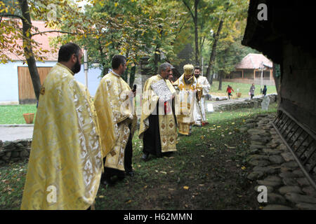 Bucarest, Romania. 23 ottobre, 2016. Vicario episcopale Timotei Prahoveanul esegue la santificazione della chiesa del XVIII secolo la chiesa di legno in Nazionale Museo del villaggio. Credito: Gabriel Petrescu/Alamy Live News Foto Stock