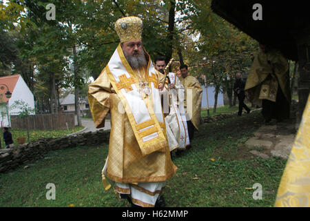 Bucarest, Romania. 23 ottobre, 2016. Vicario episcopale Timotei Prahoveanul esegue la santificazione della chiesa del XVIII secolo la chiesa di legno in Nazionale Museo del villaggio. Credito: Gabriel Petrescu/Alamy Live News Foto Stock