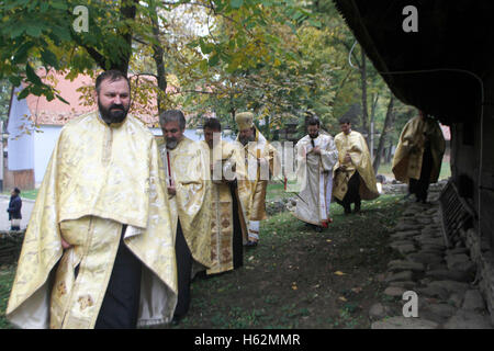 Bucarest, Romania. 23 ottobre, 2016. Vicario episcopale Timotei Prahoveanul esegue la santificazione della chiesa del XVIII secolo la chiesa di legno in Nazionale Museo del villaggio. Credito: Gabriel Petrescu/Alamy Live News Foto Stock