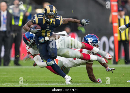 Twickenham, Londra, Regno Unito. 23 Ott, 2016. NFL International Series. New York Giants contro la Rams. Los Angeles Rams wide receiver Tavon Austin viene affrontato. Credito: Azione Sport Plus/Alamy Live News Foto Stock