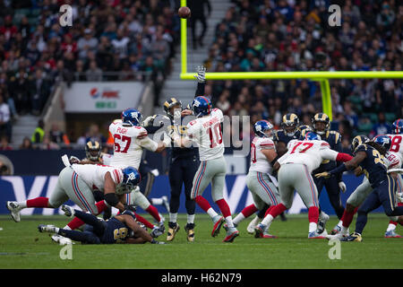 Twickenham, Londra, Regno Unito. 23 Ott, 2016. NFL International Series. New York Giants contro la Rams. New York Giants quarterback Eli Manning lancia la palla. Credito: Azione Sport Plus/Alamy Live News Foto Stock