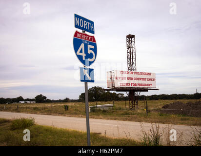 Corsicana, Texas, Stati Uniti d'America - 23 Ottobre 2016 - lungo la trafficata Interstate 45 tra Dallas e Houston Texas Trump per presidente supporta post un cartellone per gli automobilisti a vedere. La promozione di un imprenditore su un politico. Foto Stock