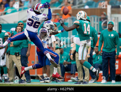 Giardini di Miami, Florida, Stati Uniti d'America. 23 Ott, 2016. Buffalo Bills defensive back Jonathan Meeks (36) e Buffalo Bills defensive back Nickell Robey-Coleman (21) rompere un pass destinati a Miami Dolphins wide receiver Jarvis Landry (14) all'Hard Rock Stadium di Miami, in Florida, il 23 ottobre 2016. Credito: Allen Eyestone/Palm Beach post/ZUMA filo/Alamy Live News Foto Stock