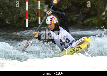 Mitake Canoa Slalom Corso, Tokyo, Giappone. 23 Ott, 2016. Yuriko Takeshita, Ottobre 23, 2016 - Canoa Slalom : Giappone Canoa Slalom 2016 Japan Cup finale donne calore Kayak a Mitake Canoa Slalom Corso, Tokyo, Giappone. Credito: YUTAKA AFLO/sport/Alamy Live News Foto Stock