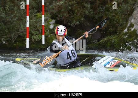 Mitake Canoa Slalom Corso, Tokyo, Giappone. 23 Ott, 2016. Yuriko Takeshita, Ottobre 23, 2016 - Canoa Slalom : Giappone Canoa Slalom 2016 Japan Cup finale donne calore Kayak a Mitake Canoa Slalom Corso, Tokyo, Giappone. Credito: YUTAKA AFLO/sport/Alamy Live News Foto Stock