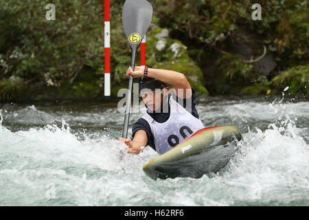 Mitake Canoa Slalom Corso, Tokyo, Giappone. 23 Ott, 2016. Kazuki Yazawa, Ottobre 23, 2016 - Canoa Slalom : Giappone Canoa Slalom 2016 Japan Cup finale uomini Kayak calore a Mitake Canoa Slalom Corso, Tokyo, Giappone. Credito: YUTAKA AFLO/sport/Alamy Live News Foto Stock