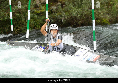 Mitake Canoa Slalom Corso, Tokyo, Giappone. 23 Ott, 2016. Airi Yagi, Ottobre 23, 2016 - Canoa Slalom : Giappone Canoa Slalom 2016 Japan Cup finale donne's Canoe calore unico a Mitake Canoa Slalom Corso, Tokyo, Giappone. Credito: YUTAKA AFLO/sport/Alamy Live News Foto Stock