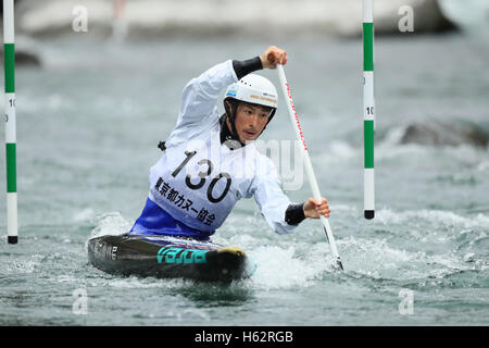 Mitake Canoa Slalom Corso, Tokyo, Giappone. 23 Ott, 2016. Kazuya Taniguchi, Ottobre 23, 2016 - Canoa Slalom : Giappone Canoa Slalom 2016 Japan Cup finale uomini canoa Finale unica a Mitake Canoa Slalom Corso, Tokyo, Giappone. Credito: YUTAKA AFLO/sport/Alamy Live News Foto Stock